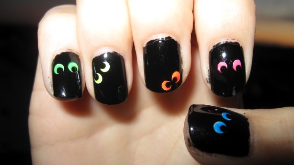 Маникюр с черным рисунком цветочки