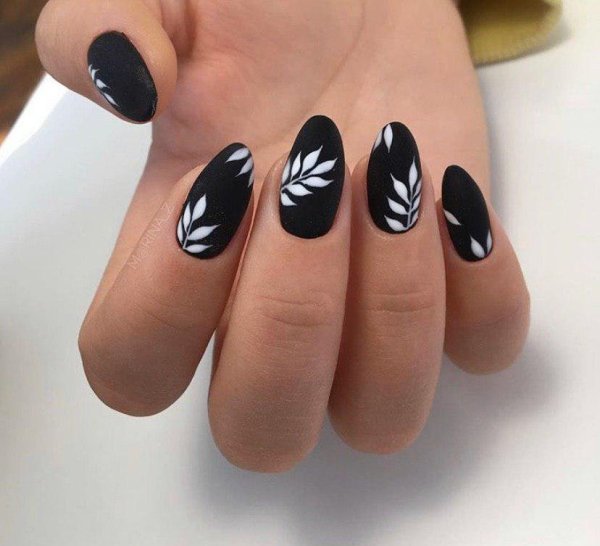 Узор на ногтях полоски