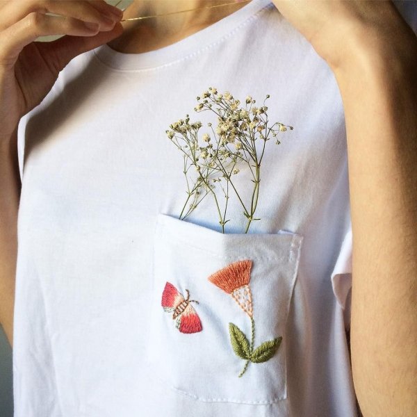 Вышивка на белой футболке