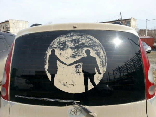 Узоры из грязи на машине