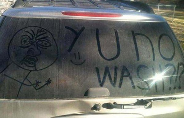 Рисунок на грязном стекле авто