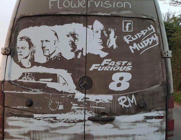 Рисунок на пыльном стекле