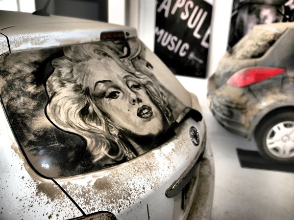 Рисунок на грязном стекле авто