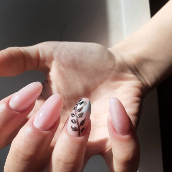 Маникюр с веточкой на безымянном пальце