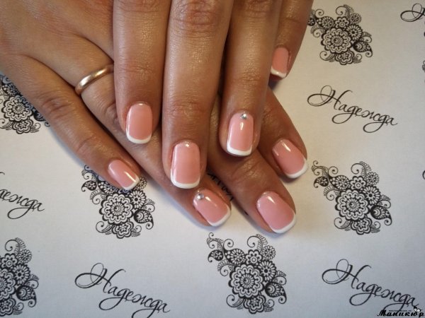 Френч с узором на безымянном