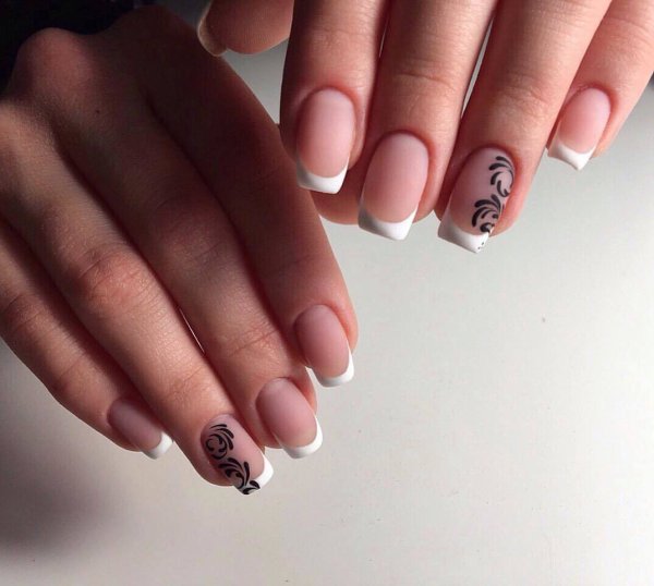 Френч с узором на безымянном