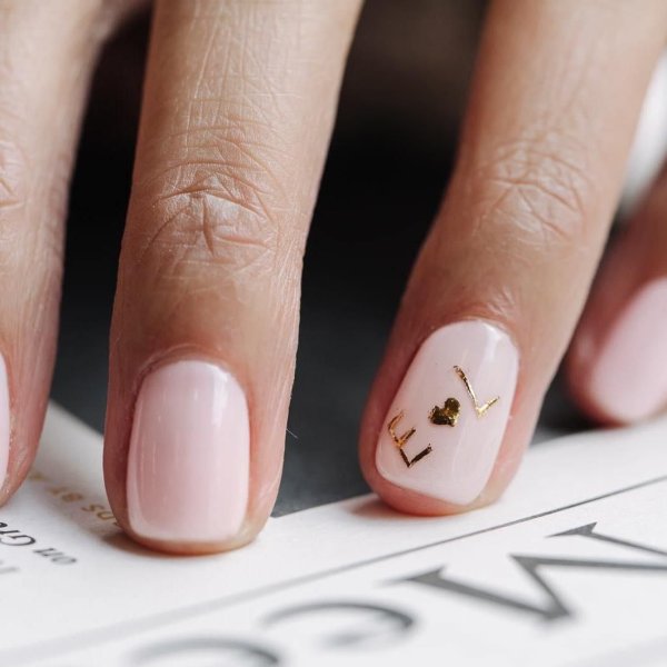 Маникюр с рисунком на одном пальце