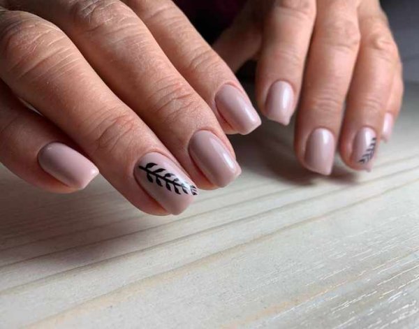 Бежевый маникюр с веточкой