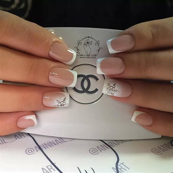 Белый френч с рисунком на безымянном пальце