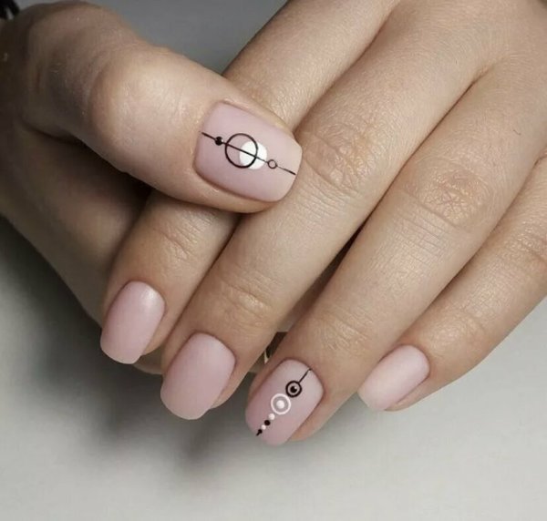 Маникюр нюд геометрия