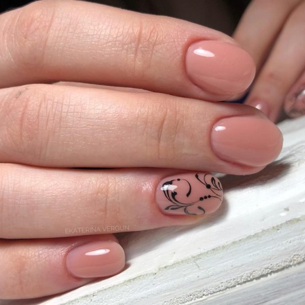 Маникюр на короткие ногти с вензелями