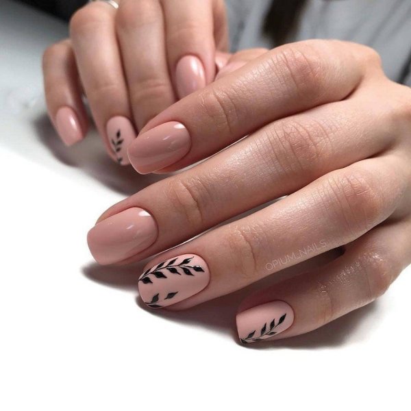 Бежевые ногти с веточкой