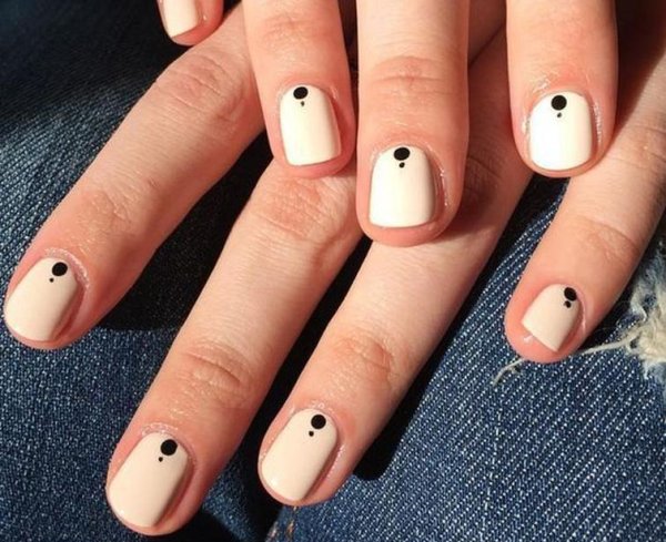 Маникюр на короткие ногти с точками