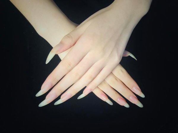 Длинные натуральные острые ногти