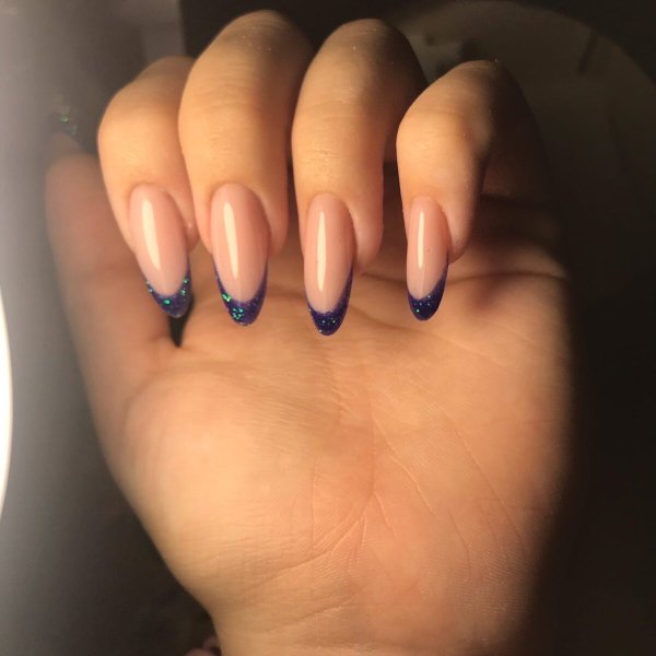 Синий френч на миндалевидных ногтях