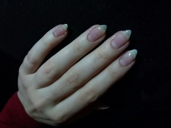 Белые длинные ногти