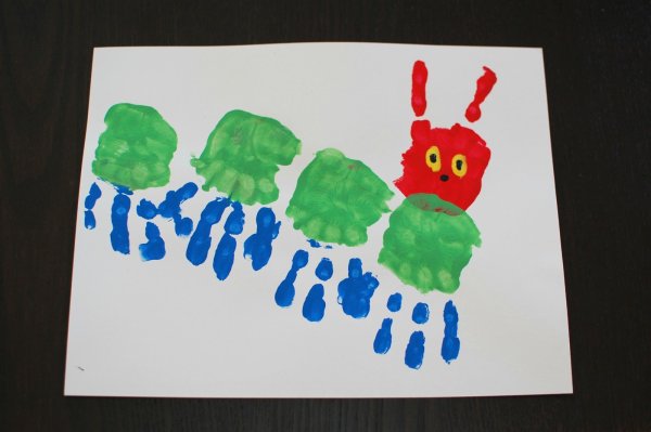 Гусеница рисование ладошками