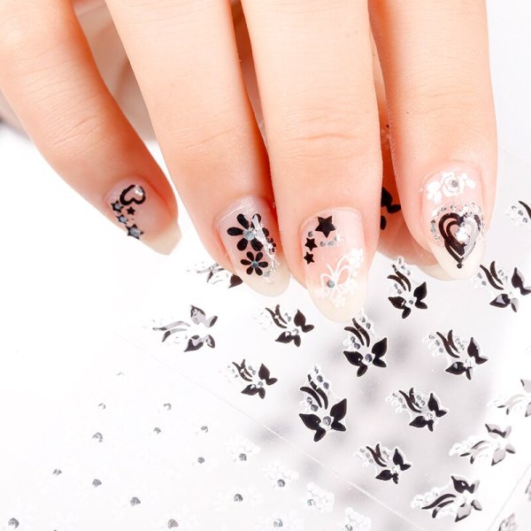 Прозрачные ногти с наклейками
