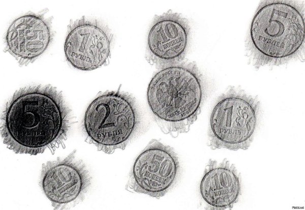 Падающие монеты на белом фоне