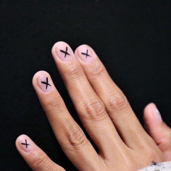 Маникюр с крестиком
