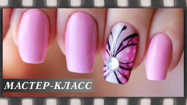 Бабочка на ногтях лаком
