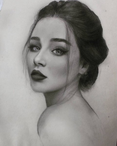 Лалиса Манобан карандашом