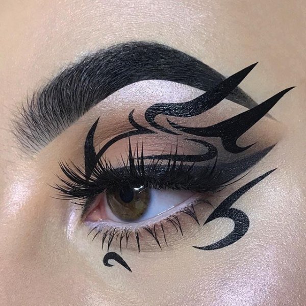 Узоры на лице подводкой