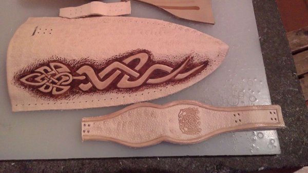 Ножны из кожи с тиснением