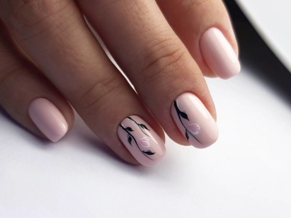 Нежный маникюр с веточкой