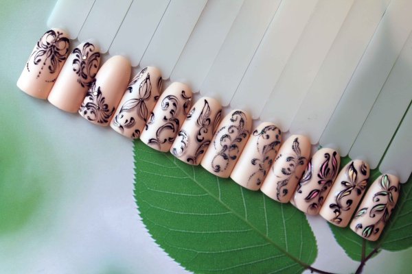 Маникюр с вензелями