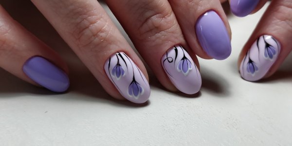 Фиолетовые ногти с веточкой