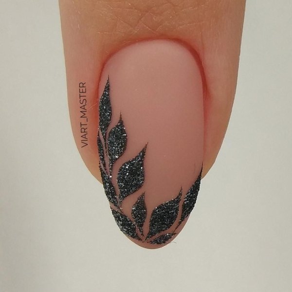 Маникюр с веточками и листиками
