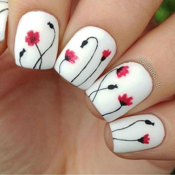 Маленькие цветочки на ногтях