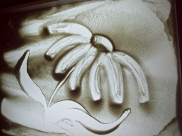 Дети рисуют песком