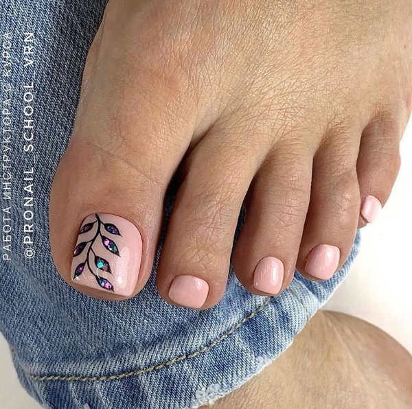 Узоры на ногтях ног