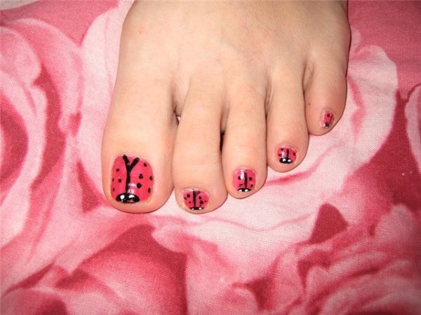 Легкий узор на ногтях педикюр