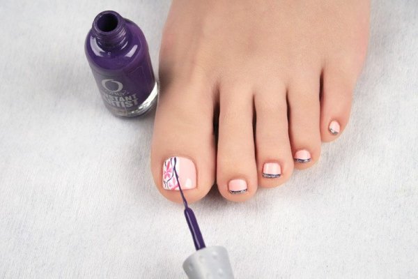 Педикюр обычным лаком