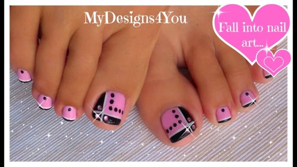 Педикюр розовый с черными полосками