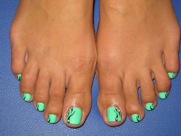 Летний педикюр салатовый