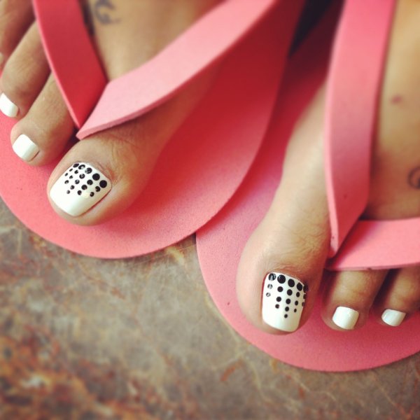 Педикюр в горошек