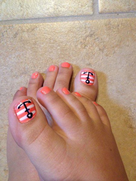 Ноги на крашеные ногти