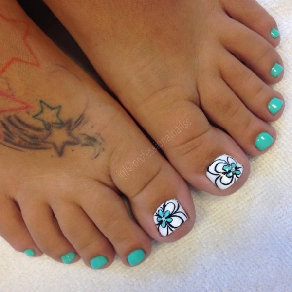 Бирюзовый педикюр с дизайном на ногах