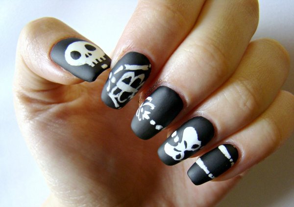 Черно белый маникюр для детей