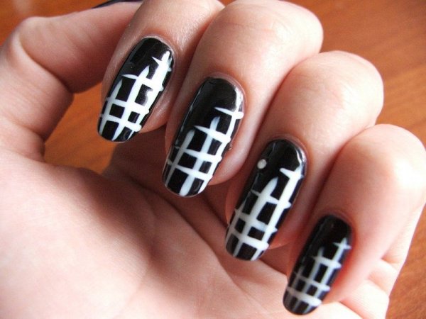 Маникюр чёрно-белый с паучком