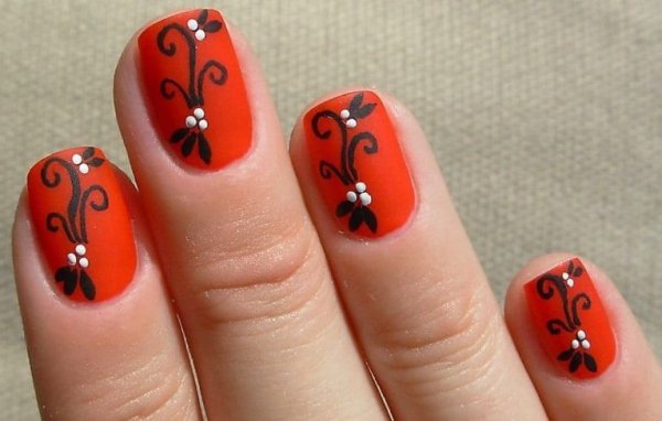 Несложный рисунок для ногтей с красным лаком