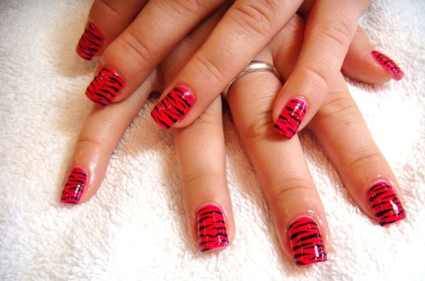 Красный маникюр с черными полосками