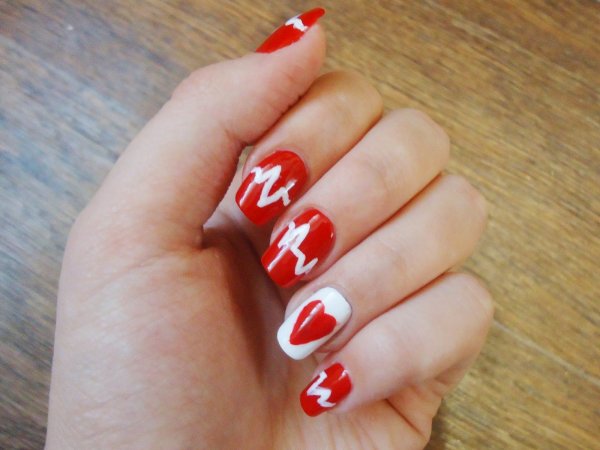 Маникюр красный с белым легкий