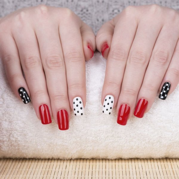 Красный маникюр простенький
