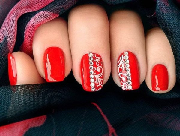 Шеллак на короткие ногти красный