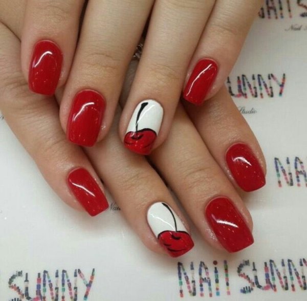 Красные ногти с вишней